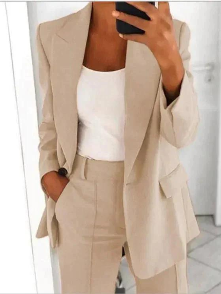 Damen Blazer des eleganten Zweiteilers, perfekt für einen stilvollen Business Look oder formelle Anlässe.