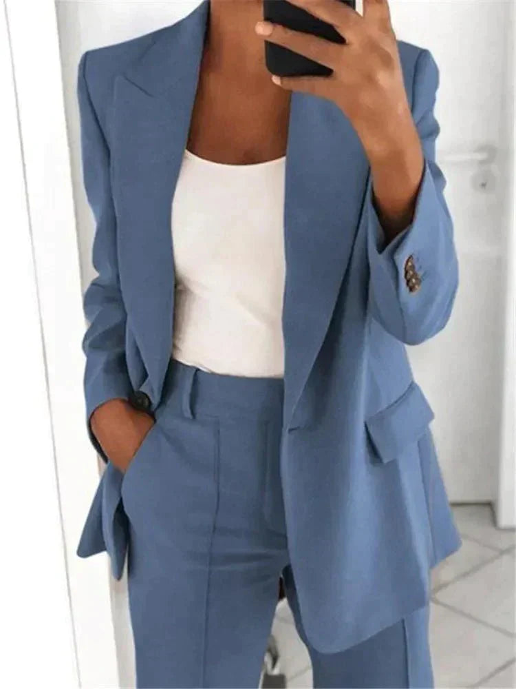 Eleganter Damen Blazer Kostüm Zweiteiler in klassischem Design, ideal für Business & Büro Outfits.