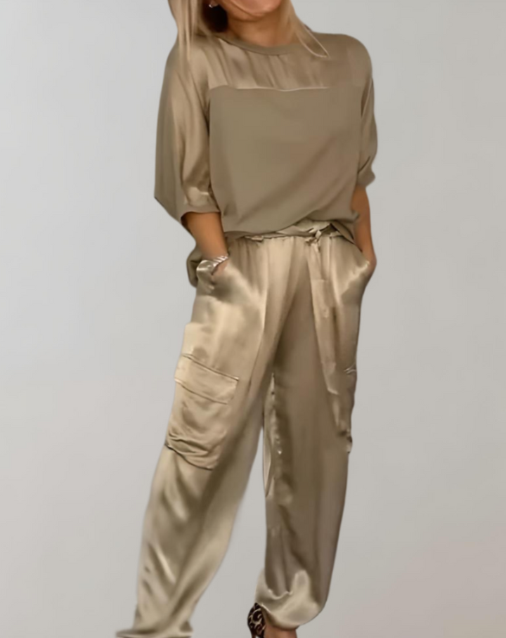 Bequemes Damen 2-teiliges Freizeit-Set mit 3/4-Arm Oberteil und passender Hose. Ideal für entspannte Tage.