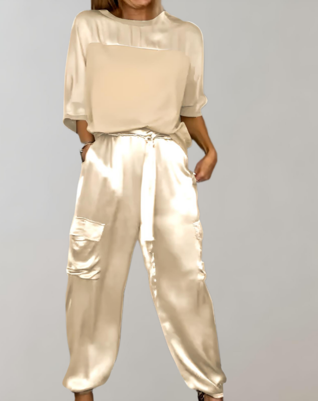Stilvolles Damen Oberteil mit 3/4-Ärmeln und dazu passende bequeme Hose als vielseitiges 2-teiliges Set.