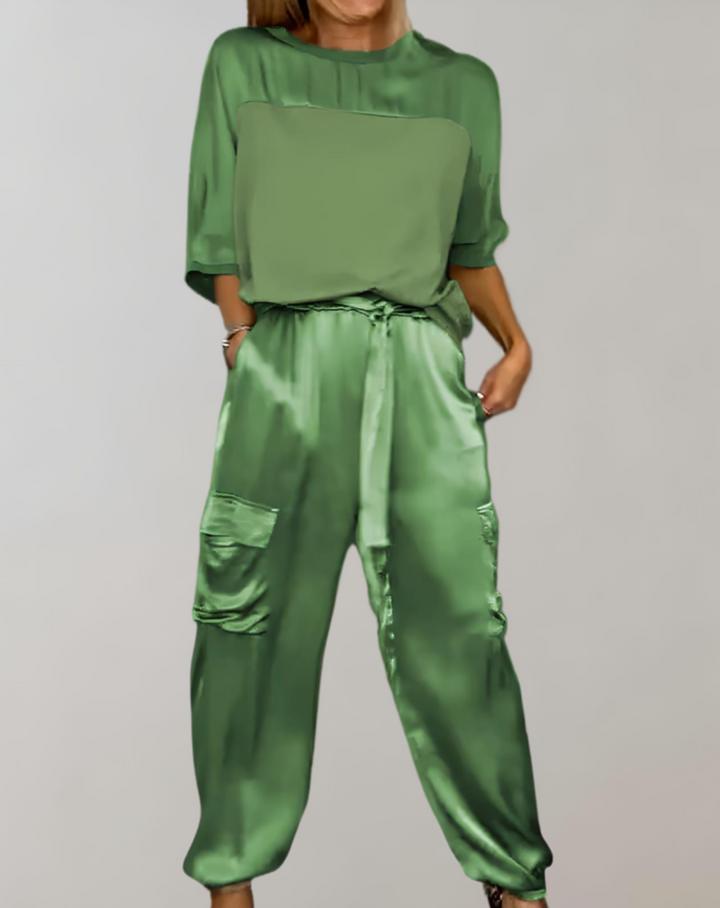 Modische Frau trägt schickes Damen 2-teiliges Set: 3/4-Arm Oberteil & Hose. Perfektes Outfit für den Alltag.