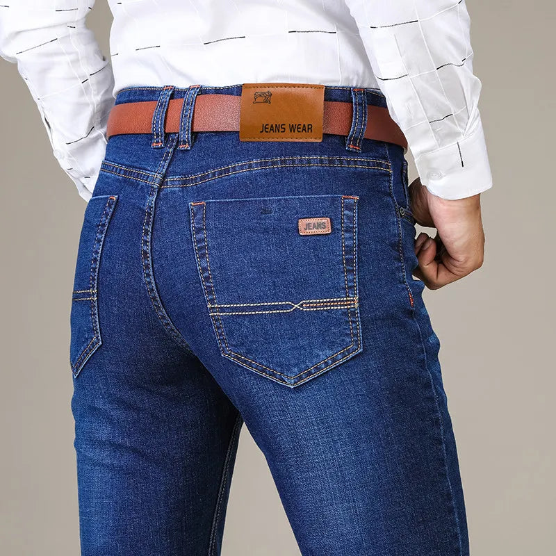 Bequeme Straight Fit Herrenjeans aus Stretch-Denim für entspannte Tage.