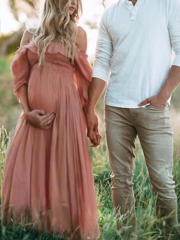 Komfortables rosa Boho Chic Schwangerschaftskleid mit U-Boot-Ausschnitt und Kurzarm für werdende Mütter.