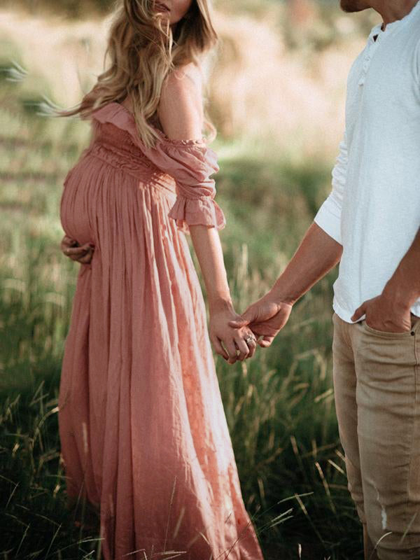 Festliches rosa Umstandskleid im Boho Chic Stil. Eleganter U-Boot-Ausschnitt und Kurzarm für besondere Anlässe.