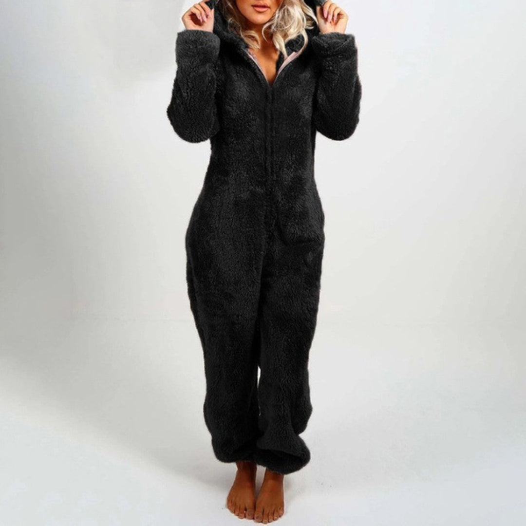 Weicher Damen Kuschel-Overall aus Plüsch mit Kapuze, perfekt als Winter-Homewear und für entspannte Abende zu Hause.