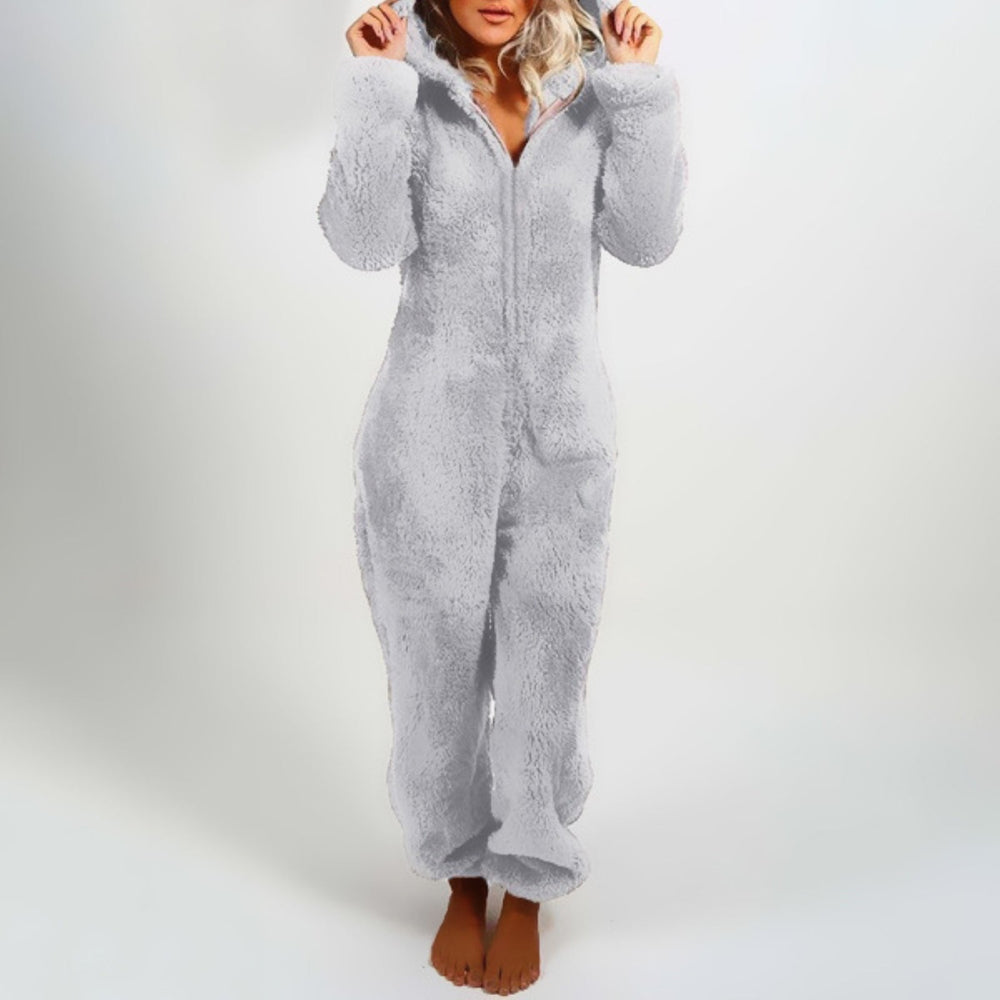 Gemütlicher Damen Plüsch-Overall mit Reißverschluss, Kapuze & Bündchen, ideal als Loungewear oder warmer Pyjama.