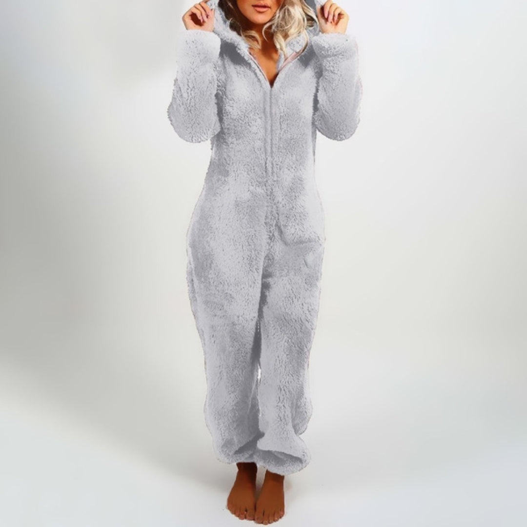 Gemütlicher Damen Plüsch-Overall mit Reißverschluss, Kapuze & Bündchen, ideal als Loungewear oder warmer Pyjama.
