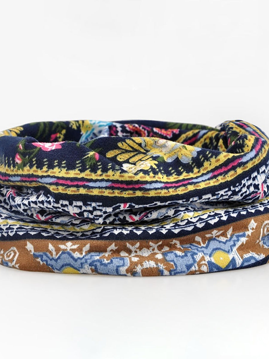 Frau trägt elegante Damen Beanie Mütze mit Blumenmuster, modische Kopfbedeckung für Damen.