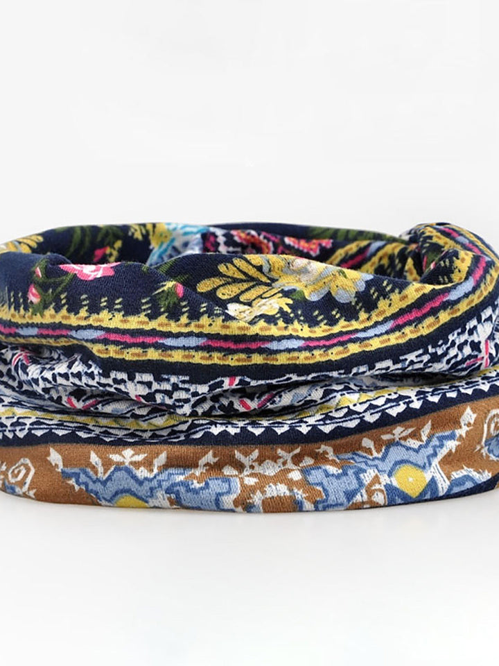 Frau trägt elegante Damen Beanie Mütze mit Blumenmuster, modische Kopfbedeckung für Damen.