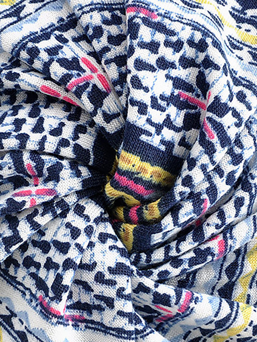 Seitliche Ansicht der Damen Beanie Mütze mit Blumenmuster, vielseitig kombinierbar & modisch.