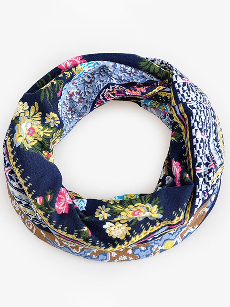 Elegante Damen Beanie Mütze mit zartem Blumenmuster, stilvolle Kopfbedeckung für Damen.