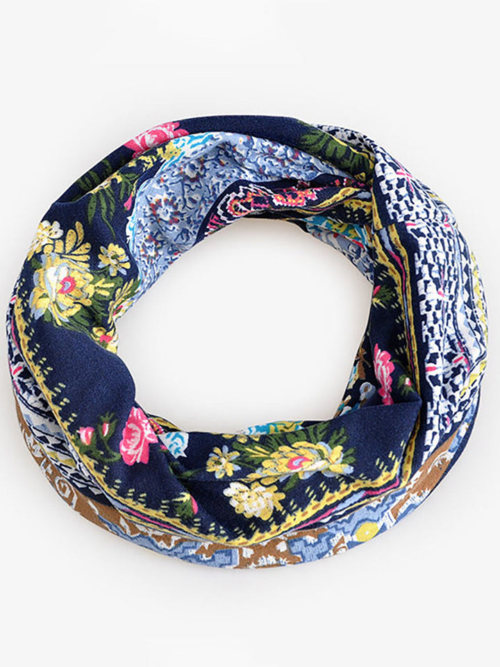 Elegante Damen Beanie Mütze mit zartem Blumenmuster, stilvolle Kopfbedeckung für Damen.