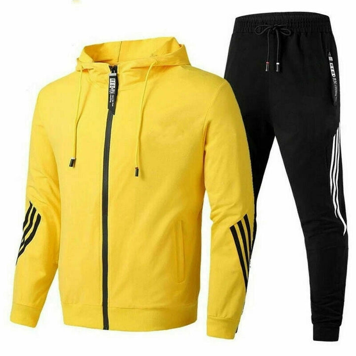 Klassischer Herren Trainingsanzug in modernem Design, bietet optimalen Komfort für Sport und entspannte Freizeitaktivitäten.