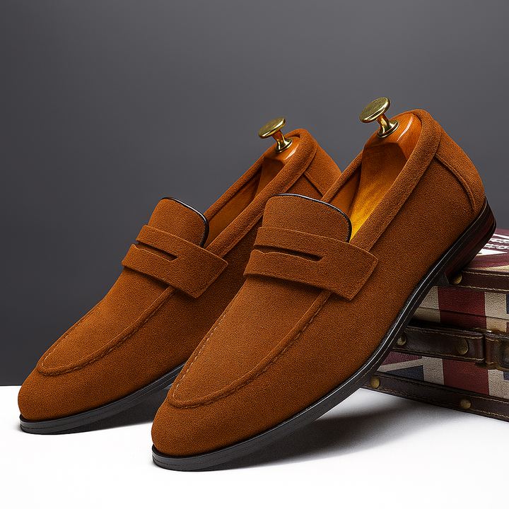 Herren Loafer am Fuß, zeigen eleganten Stil und ganztägigen Komfort. Perfekt für Business und Freizeit.
