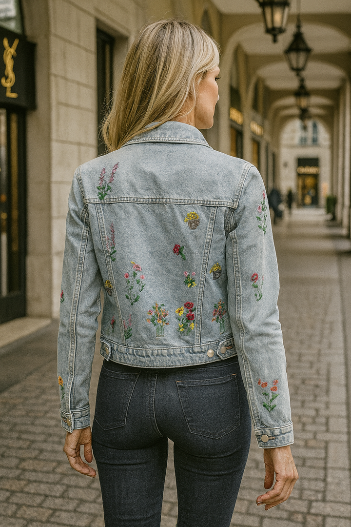 Trendige Damen Jeansjacke mit großer Blumenstickerei im Oversize-Schnitt. Ein Must-have für moderne Freizeitmode.