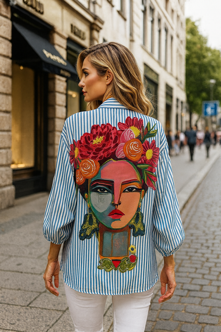 Vielseitige Damenbluse im Künstler-Stil, mit glänzendem Satin-Finish und kreativem Malereffekt. Für Freizeit & Events.