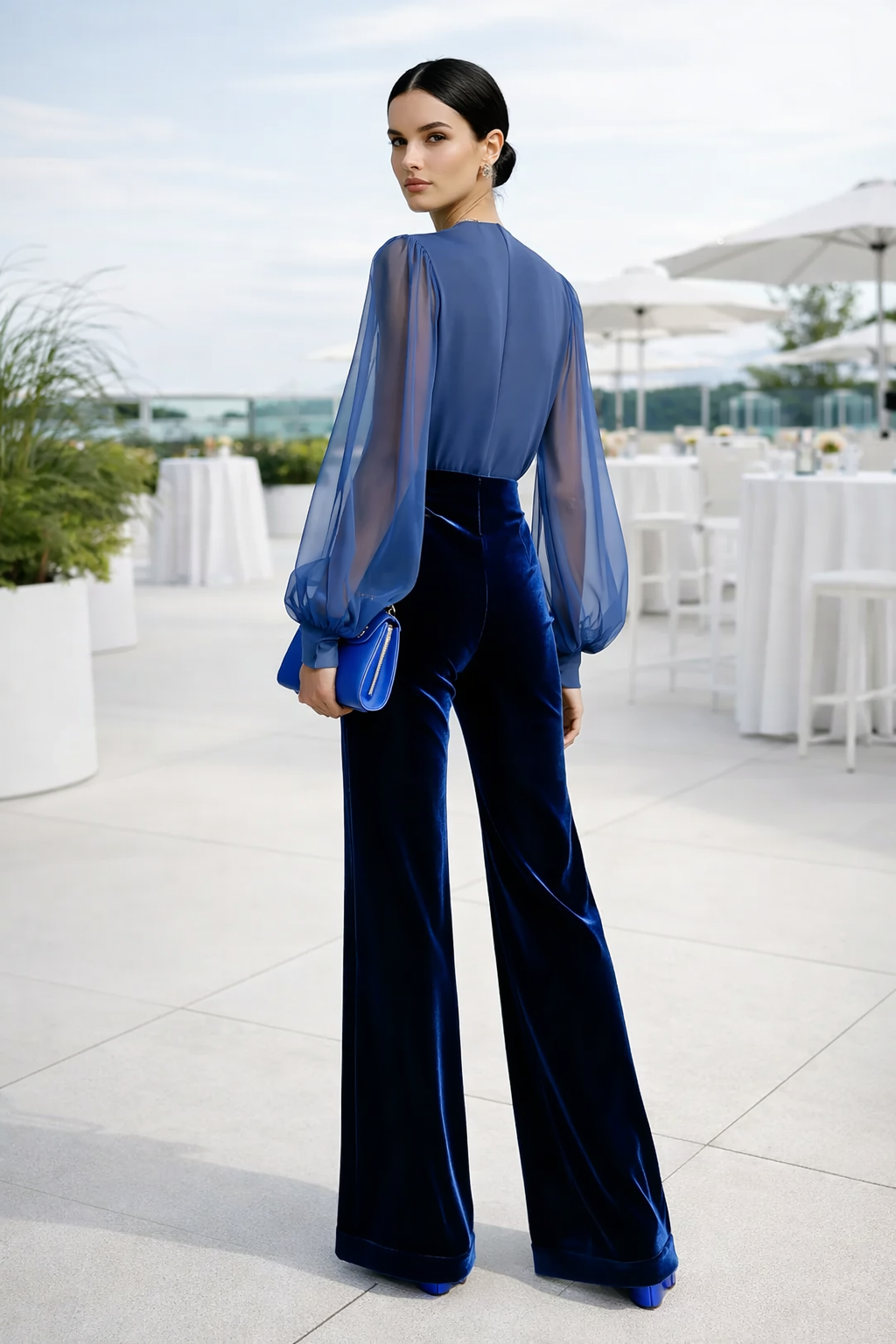 Stylischer dunkelblauer Damen Overall, Einteiler mit V-Ausschnitt und Langarm, elegant und vielseitig.