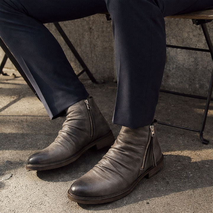 Graue Herren Chelsea Boots, stilvolle Komfortschuhe für Herrenmode. Bequeme Schlupfstiefel für Freizeit.
