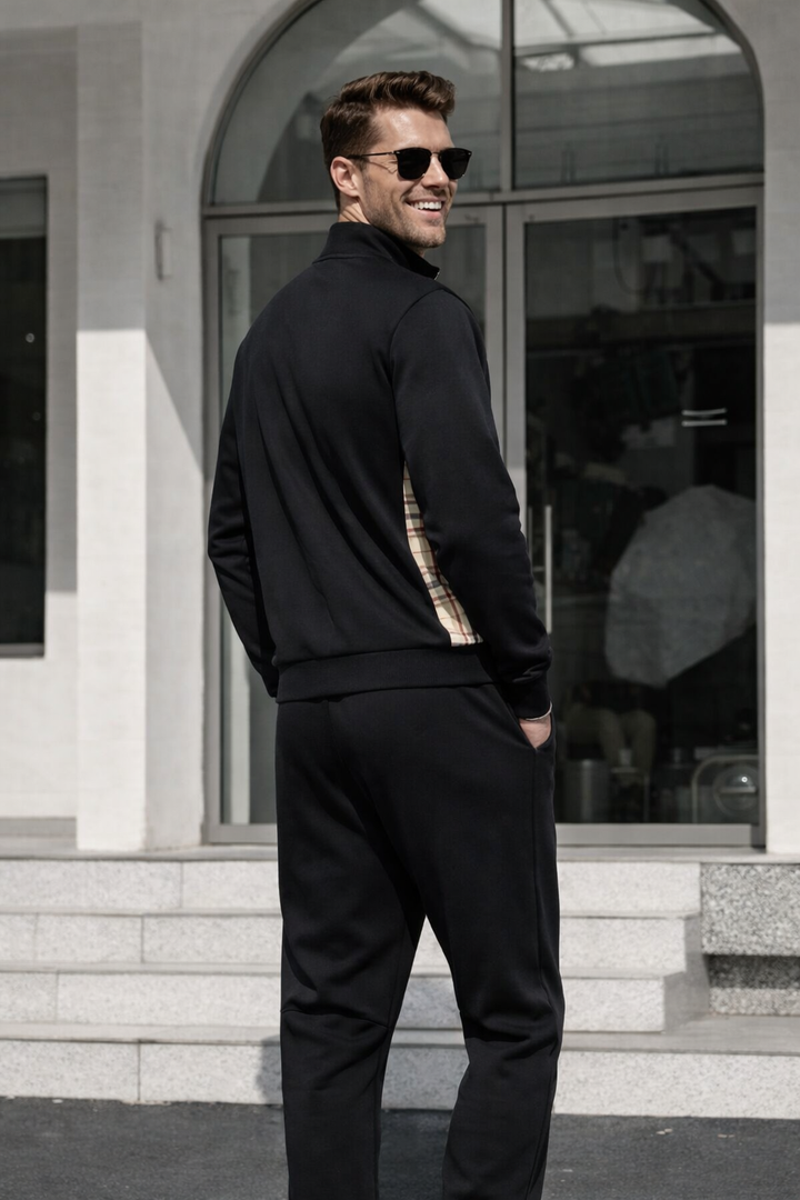 Karierter Herren-Sportanzug mit Full-Zip-Jacke und Hose mit Kordelzug. Ideal als Freizeitanzug & Activewear.