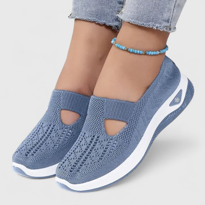 Detailaufnahme des atmungsaktiven Mesh-Obermaterials der Damen Walking-Sneaker für optimale Luftzirkulation.