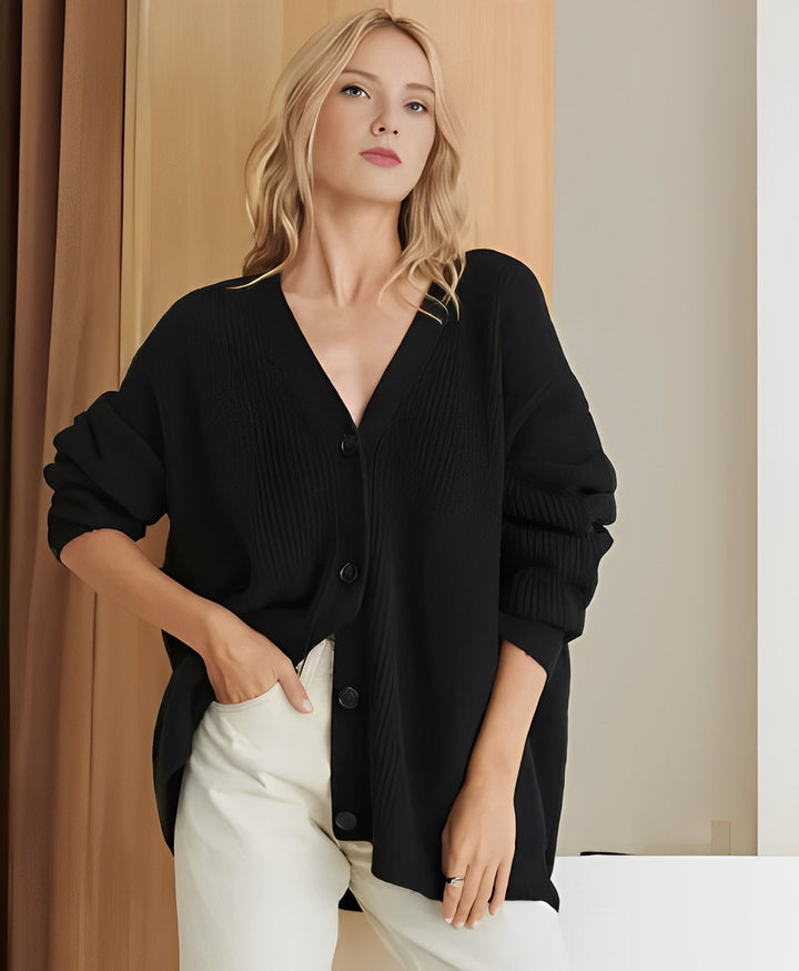 Vielseitiger Damen Oversize Strickcardigan, ideal als kuschelige Herbst- & Wintermode für jeden Look.