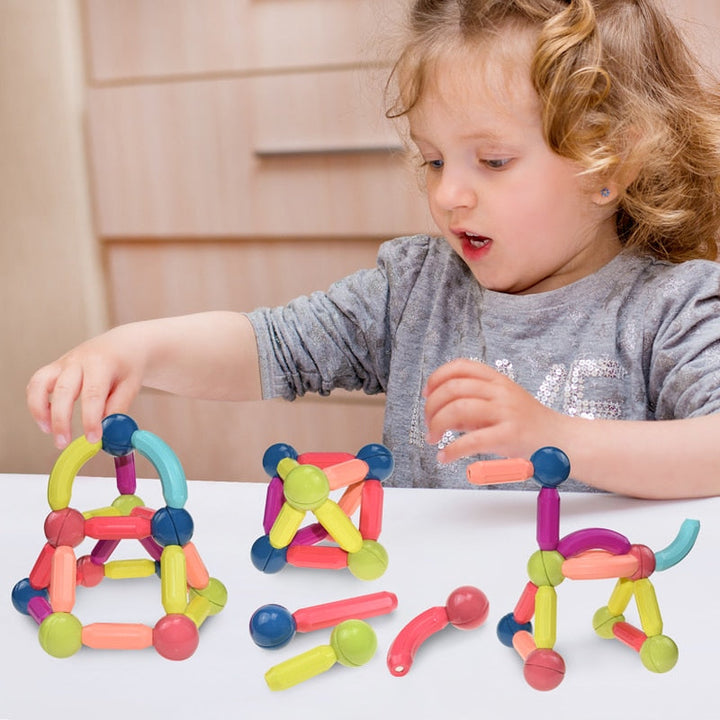 Bunte magnetische Bausteine, pädagogisches Konstruktionsspielzeug für Kinder ab 2 Jahren zur Motorik-Entwicklung.
