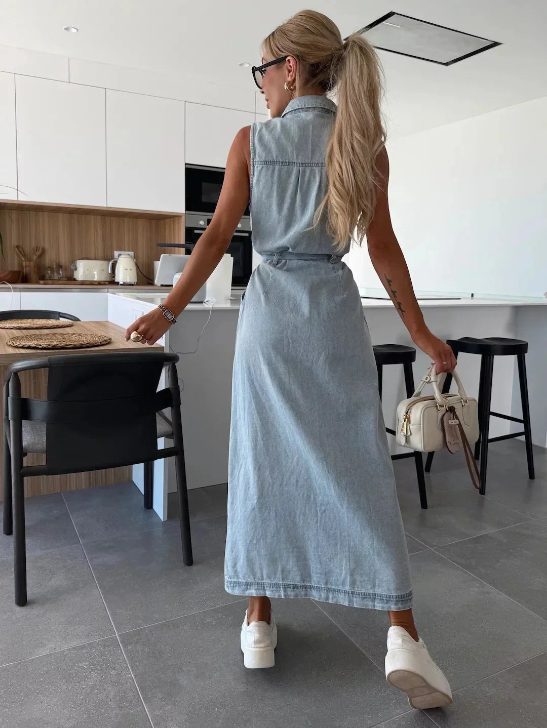 Klassisches Damen Midi-Kleid, ärmellos, mit durchgehender Knopfleiste, Taillengürtel und seitlichem Beinschlitz.