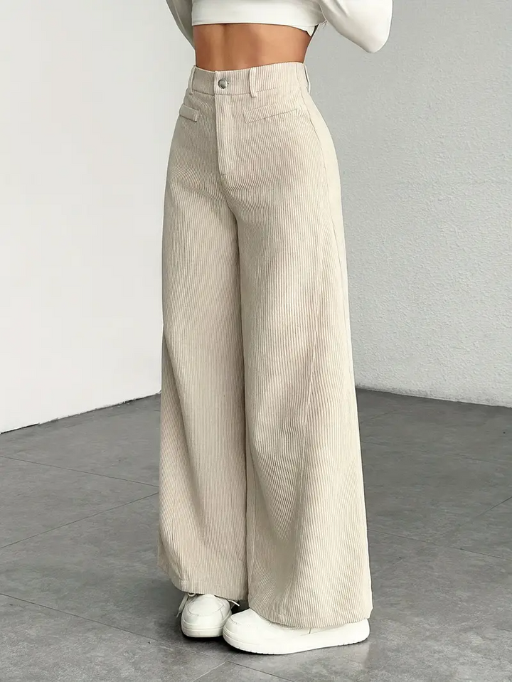 Damenhose mit hoher Taille und weitem Bein in modernem Schnitt, ideal für elegante Frühlings- & Herbst-Looks.