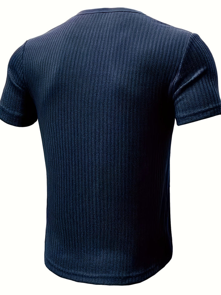 Weiches, geripptes Herren Henley T-Shirt, Kurzarm. Perfekt als Freizeitshirt & Sommer-Basics.