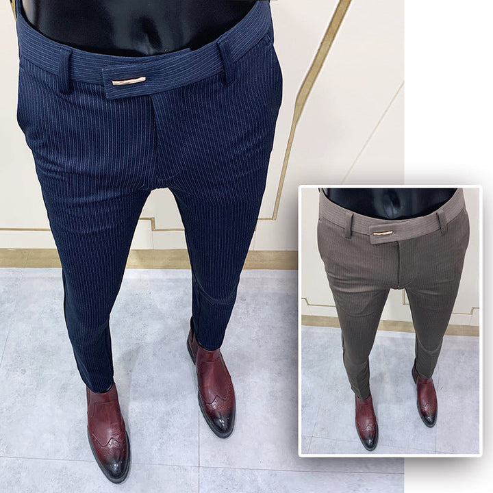Moderne Slim Fit Nadelstreifen Anzughose für Herren. Tapered Leg Businesshose, ideal für ein elegantes Männer Mode Outfit.