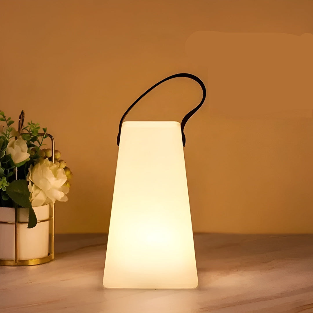 Elegante wasserdichte LED Gartenlampe & Terrassenlampe, kabellos & tragbar.