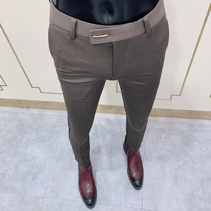 Hochwertige Herren Nadelstreifen Slim Fit Businesshose. Elegante Anzughose mit Tapered Leg für langanhaltenden Komfort.