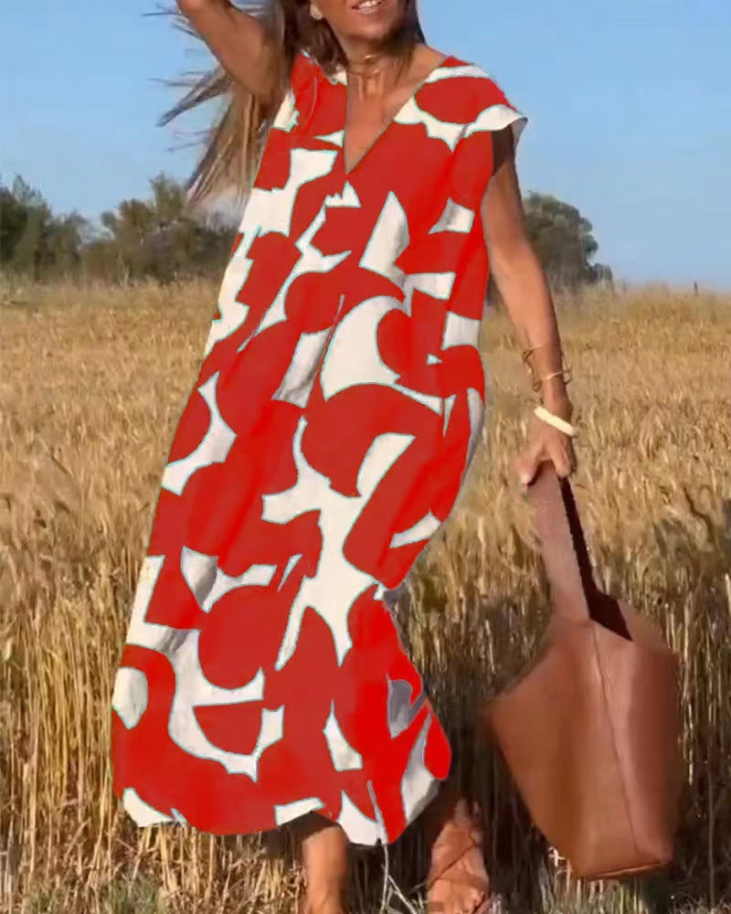 Nahaufnahme des einzigartigen Drucks auf dem locker geschnittenen Damen Sommer Maxikleid mit elegantem V-Ausschnitt.