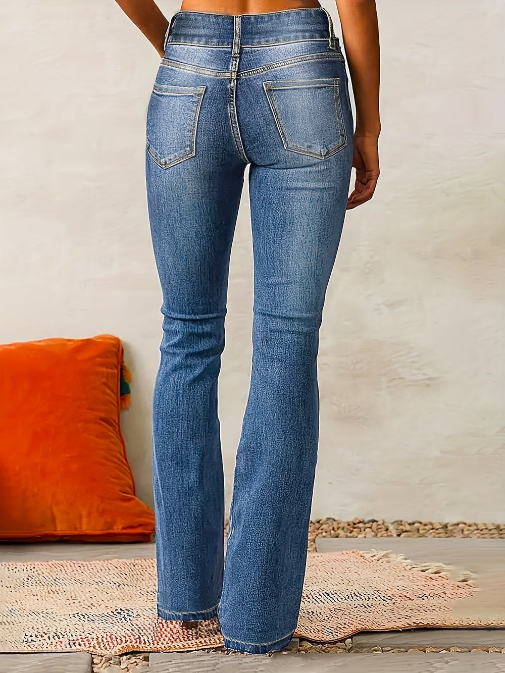 Modische Damen Jeans, High-Waist Schnitt betont die Taille, weites Bein bietet Komfort und zeitlosen Style.