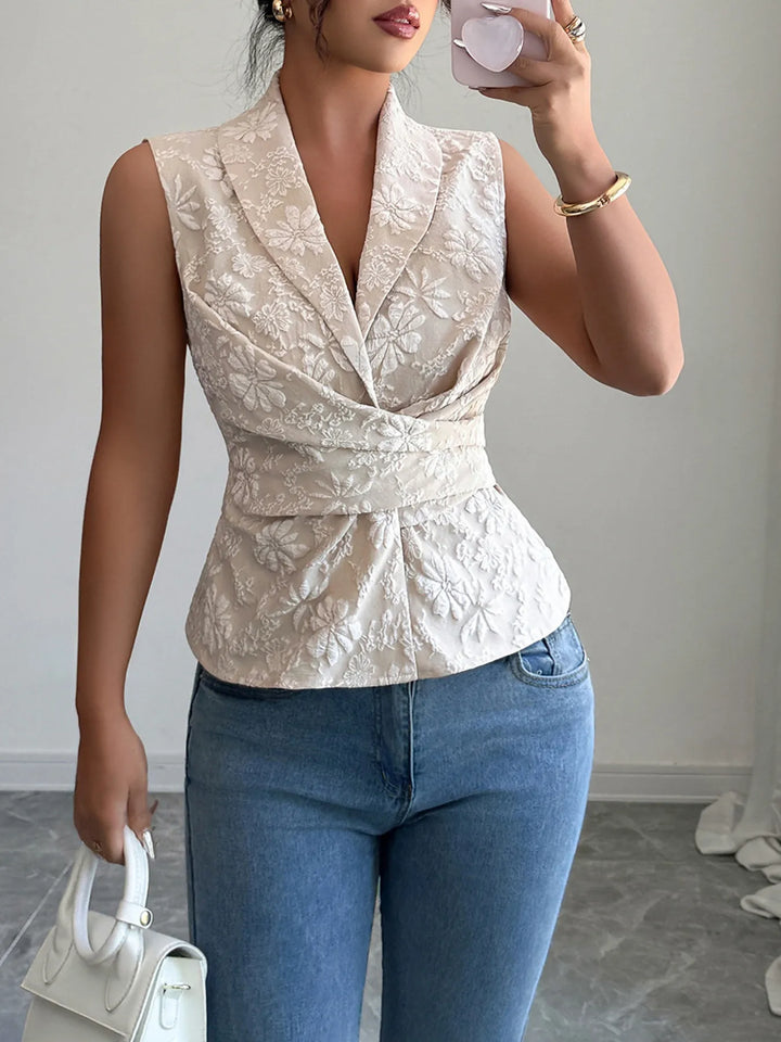 Entspanntes Freizeit Damen Top in Aprikose, ärmellos, mit lebhaftem Blumenmuster.
