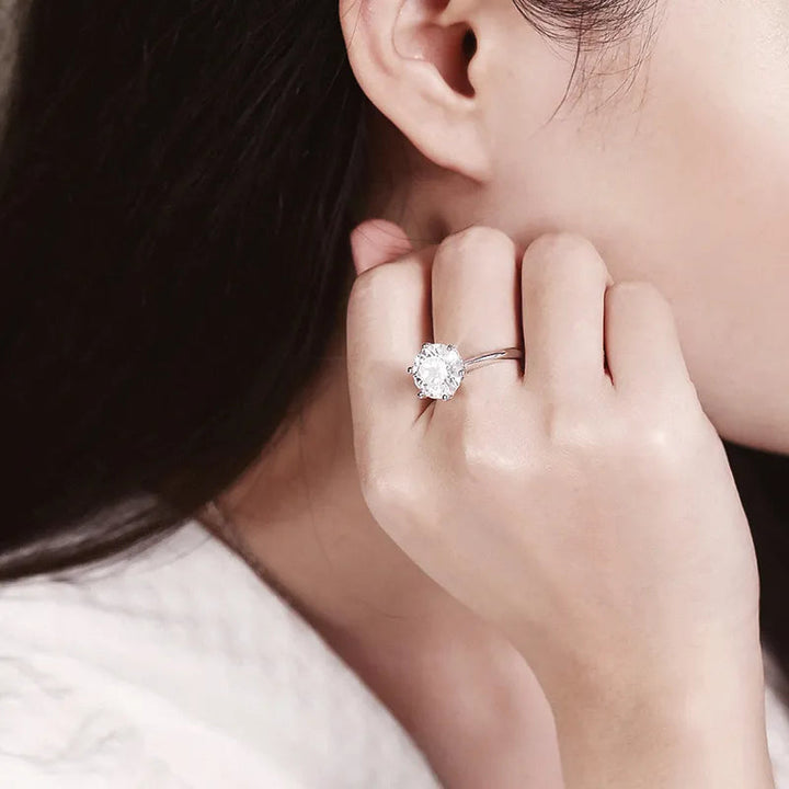 Damen Solitärring mit glänzendem GRA Moissanit, VVS1 Brillanz, perfekter Hochzeitsschmuck aus Silber.