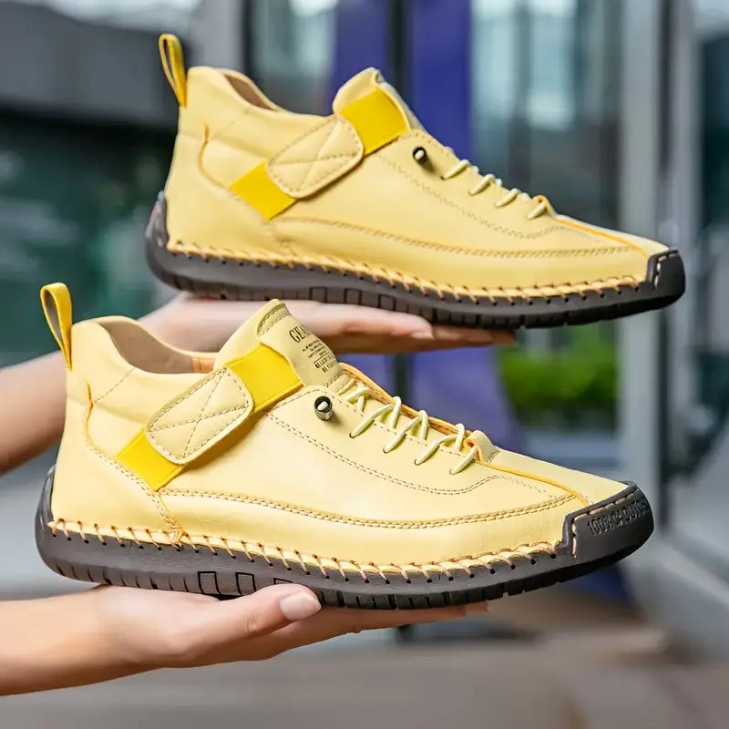 Grüne stützende Damensneakers, ergonomisch geformt, ideal für längere Spaziergänge und aktive Erholung.