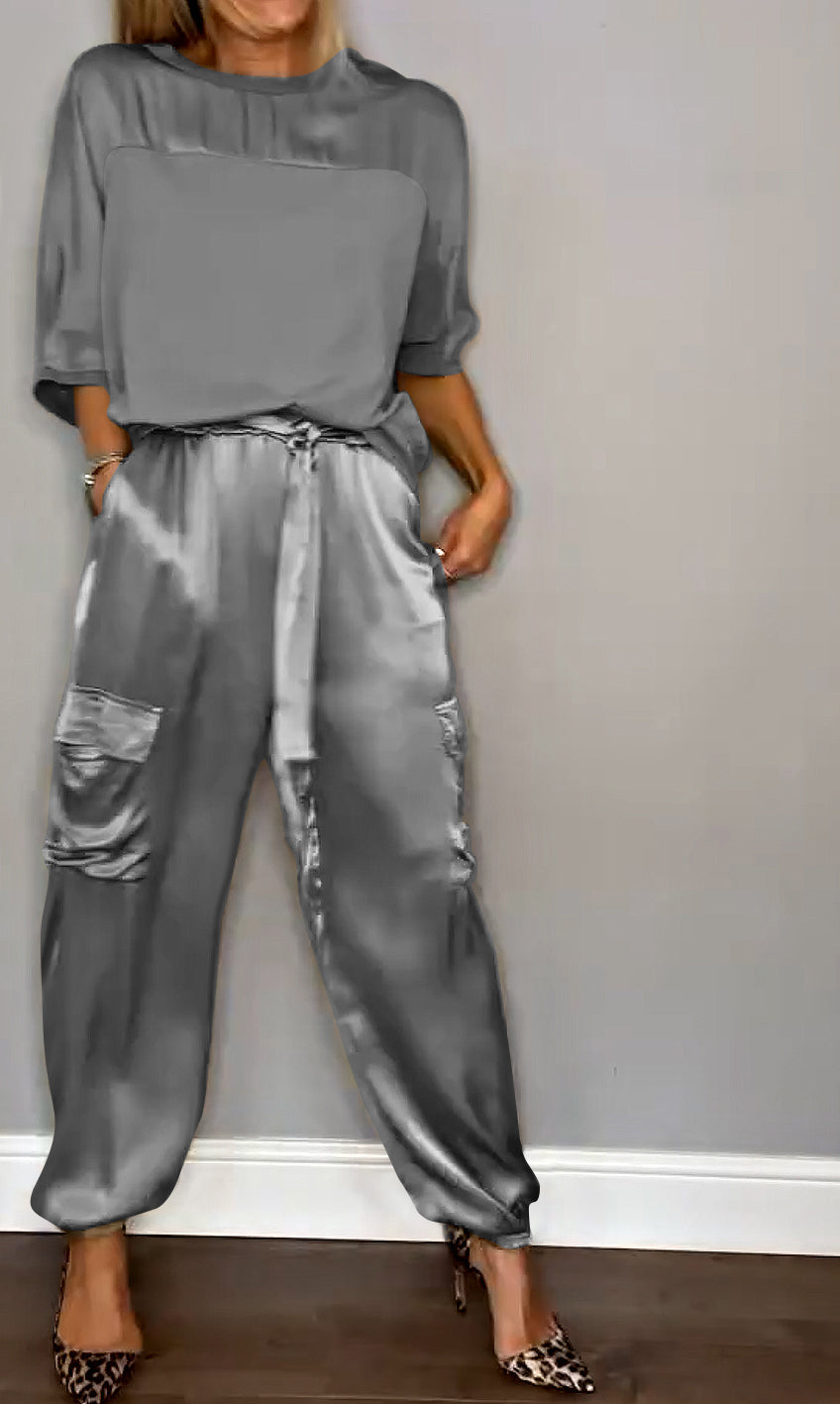 Detailaufnahme des eleganten Damen Tops vom zweiteiligen Sommerset. Komfortabel & stilvoll.