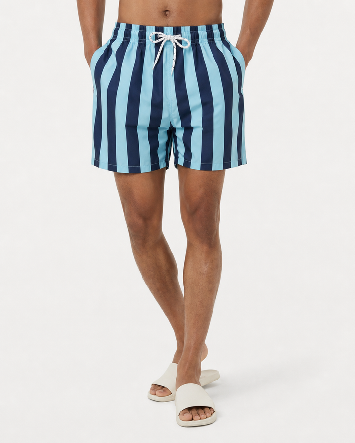 Bequeme gestreifte Herren-Schwimmshorts mit Kordelzug, perfekt für den Strand und sommerliche Aktivitäten.