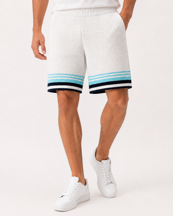 Herren Patch-Shorts von hinten, zeigt die lockere Passform und das lässige Design. Ideal für Sommer-Freizeitmode.