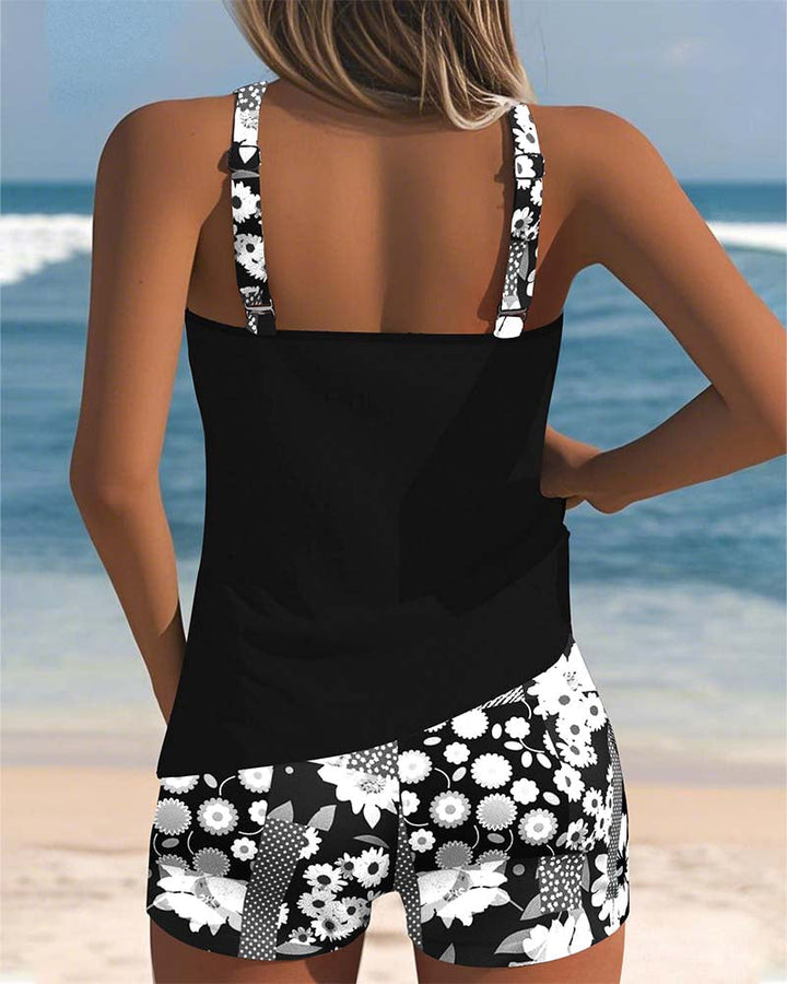 Zweiteilige Damen Bademode: Oberteil und Höschen mit floralem Print. Komfortabel für Pool & Sommer.