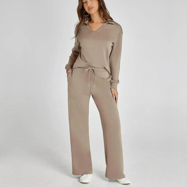 Schickes Damen Loungewearset: V-Ausschnitt Pullover und weite Hose, ideal zum Relaxen.