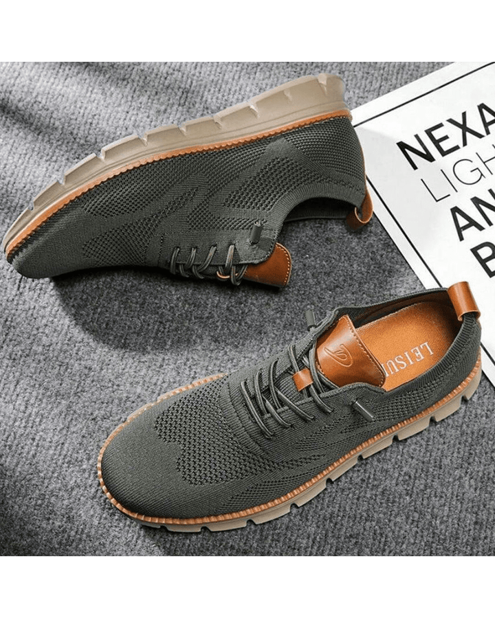 Nahaufnahme griffiger Laufsohle der orthopädischen Herren Sneaker, für sicheren Halt auf allen Böden.