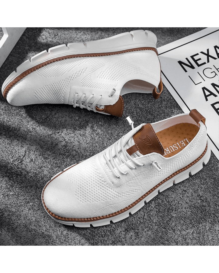 Lässige Herren Komfortschuhe auf einer Parkbank, betonen Freizeitcharakter der orthopädischen Sneaker.