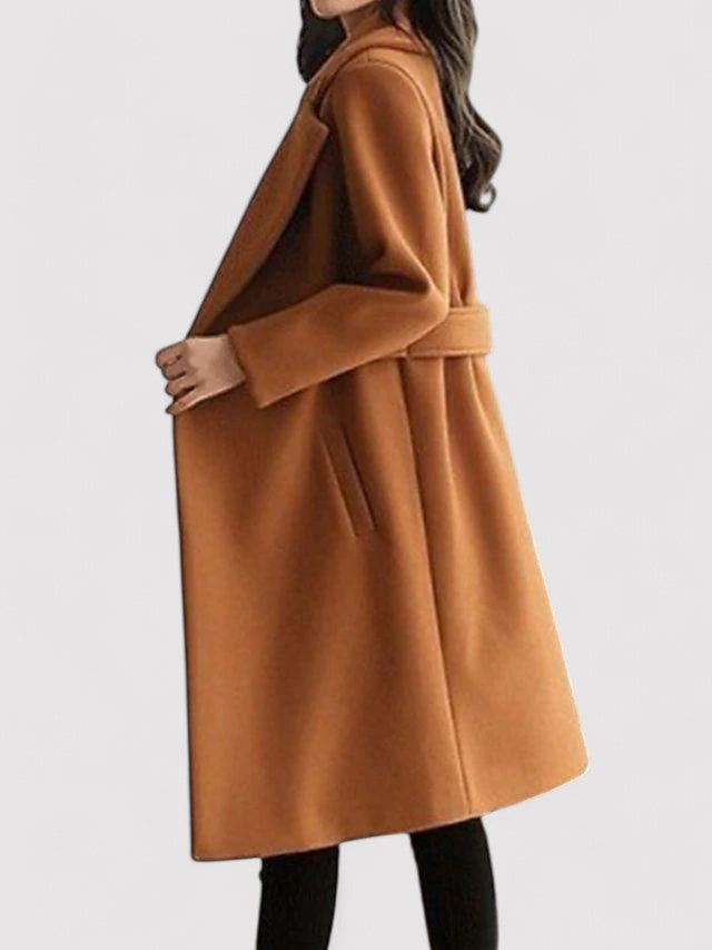 Damen Gürtelmantel für den Winter, elegant und tailliert, perfekt für eine modische Damenmode-Garderobe.