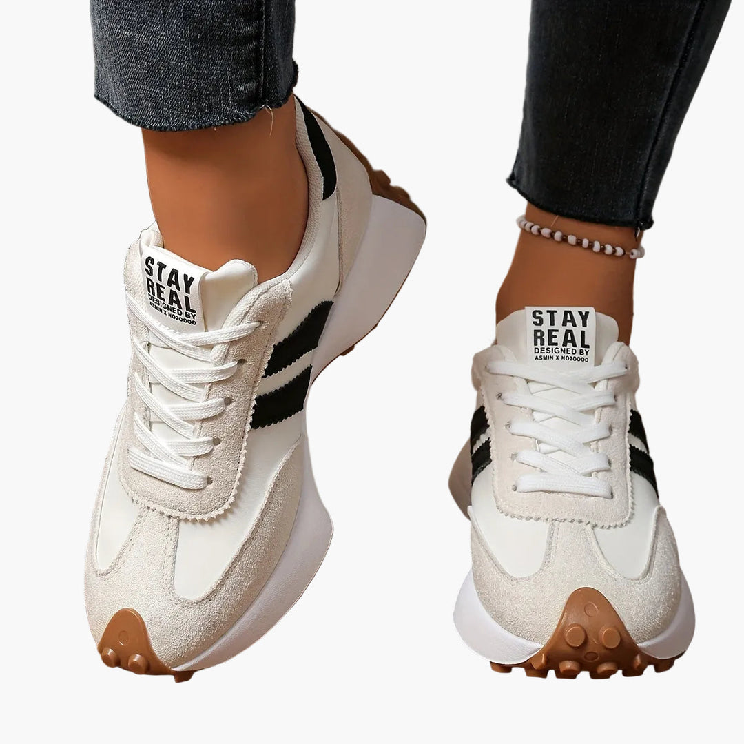 Nahaufnahme: Damen Retro-Sneaker, Details der Streifen & hochwertigen Materialien, stilvolle Schuhe.