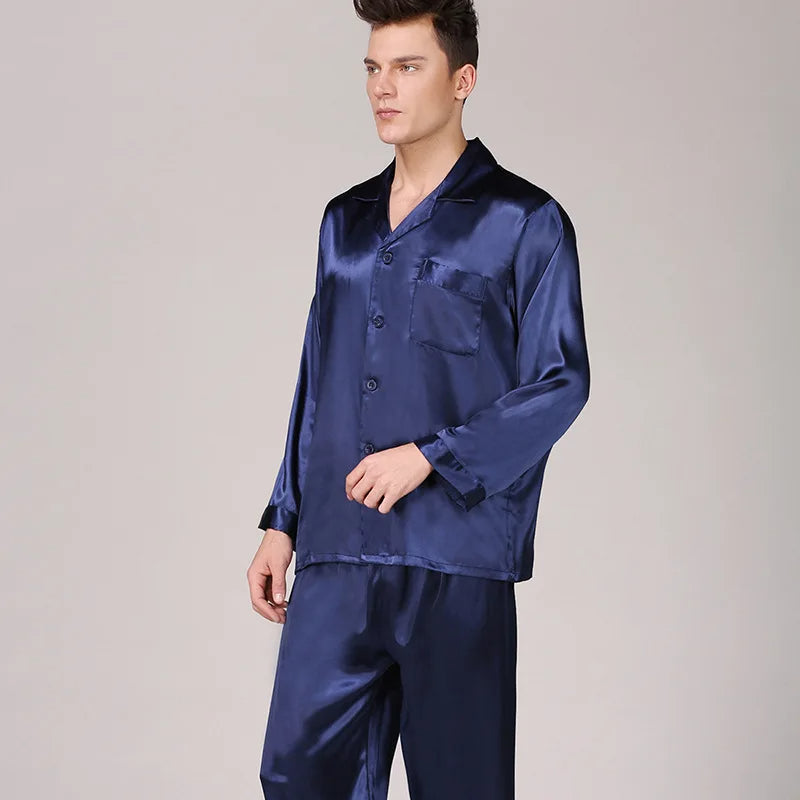 Herren Pyjama Set für ultimative Entspannung. Komfortable Nachtwäsche aus weichem Stoff für erholsamen Schlaf.