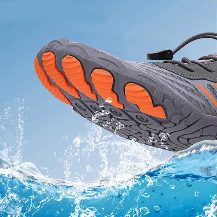 Detail der rutschfesten Sohle der Herren Wasserschuhe, sicher für nassen Untergrund, Schwimmen & Outdoor.