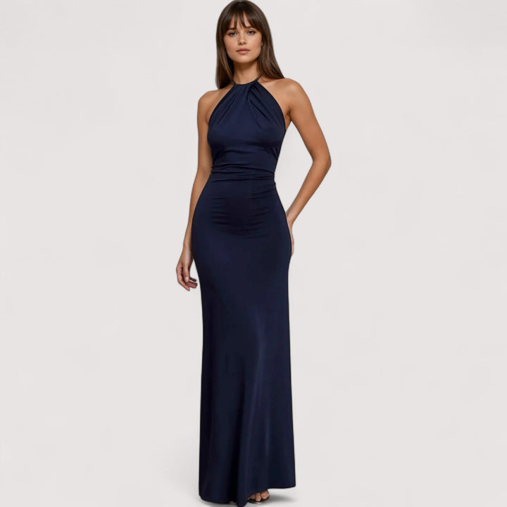 Lang geschnittenes, elegantes Damen Festkleid mit Drapierung und Neckholder für einen stilvollen Auftritt.