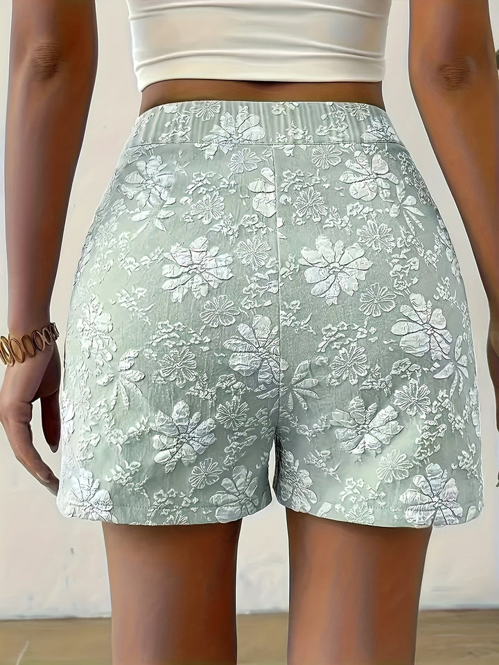Nahaufnahme des Stoffes: Bequeme High-Waist Damen Shorts mit filigraner Blumenstickerei, ideal für warme Tage.